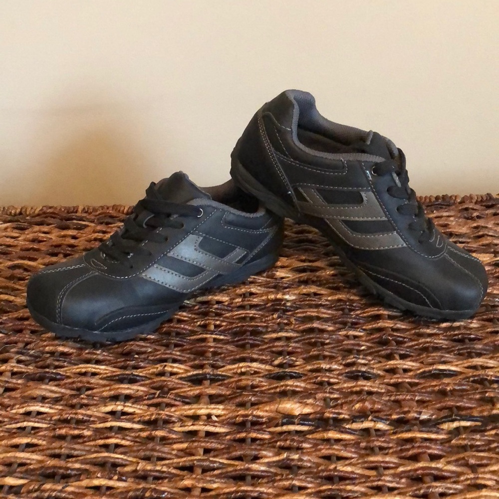 Boy’s Shoes Size 4